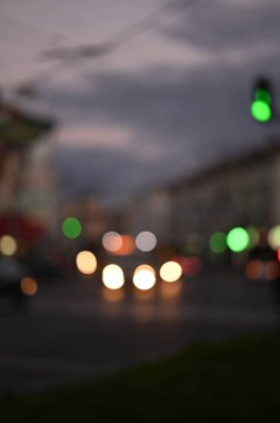 Akşam şehir ışıkları arka planı bulanıklaştırıyor