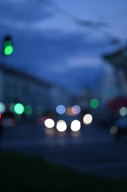 Akşam şehir ışıkları arka planı bulanıklaştırıyor