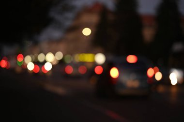 Akşam şehir ışıkları arka planı bulanıklaştırıyor