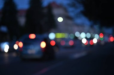 Akşam şehir ışıkları arka planı bulanıklaştırıyor