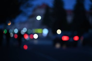 Akşam şehir ışıkları arka planı bulanıklaştırıyor