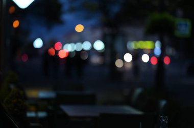 Akşam şehir ışıkları arka planı bulanıklaştırıyor