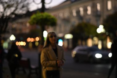 Akşam şehir ışıkları arka planı bulanıklaştırıyor