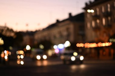 Akşam şehir ışıkları arka planı bulanıklaştırıyor