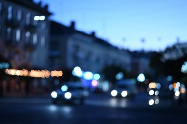 Akşam şehir ışıkları arka planı bulanıklaştırıyor