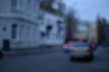 Akşam şehir ışıkları arka planı bulanıklaştırıyor