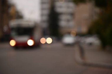 Akşam şehir ışıkları arka planı bulanıklaştırıyor