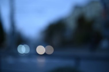 Akşam şehir ışıkları arka planı bulanıklaştırıyor