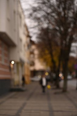 Akşam şehir ışıkları arka planı bulanıklaştırıyor