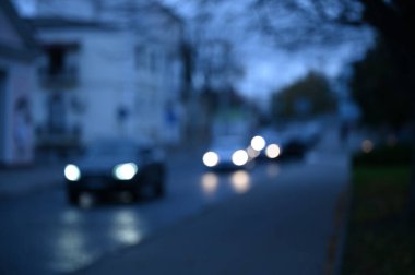 Akşam şehir ışıkları arka planı bulanıklaştırıyor