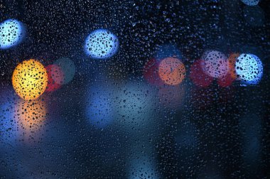 Akşam şehir ışıkları arka planı bulanıklaştırıyor