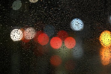 Akşam şehir ışıkları arka planı bulanıklaştırıyor