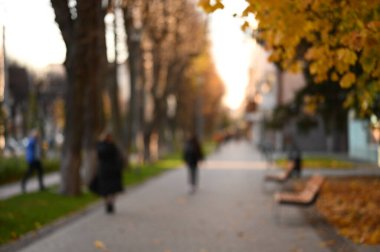 Akşam sokağı bulanık arka plan, şehir konsepti  