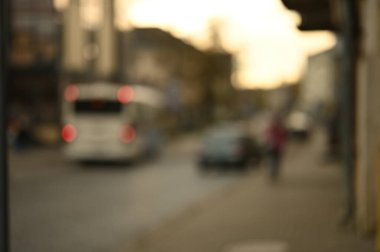 Akşam sokağı bulanık arka plan, şehir konsepti  