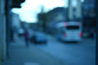 Akşam sokağı bulanık arka plan, şehir konsepti  