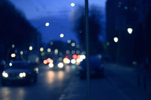 ボケによって分解される都市ライトとの抽象的な背景 — ストック写真