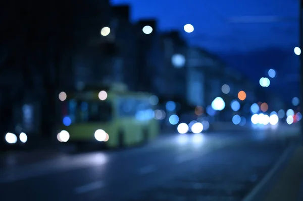 ボケによって分解される都市ライトとの抽象的な背景 — ストック写真