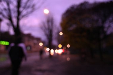 Şehir gece trafiği, trafik ışıkları, arka plan temizliği.