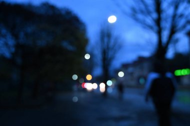 Şehir gece trafiği, trafik ışıkları, arka plan temizliği.