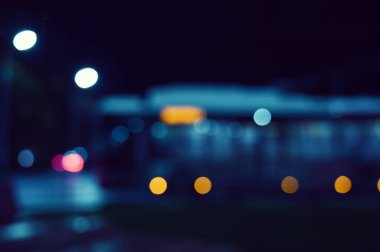 Şehir gece trafiği, trafik ışıkları, arka plan temizliği.