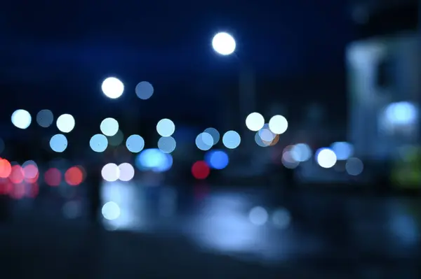 Nocny Ruch Miejski Światłami Samochodowymi Rozproszone Tło — Zdjęcie stockowe