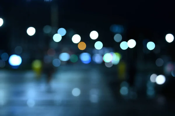 車のライトが付いている都市の夜の交通 分離された背景 — ストック写真