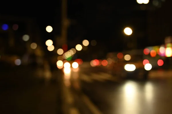 車のライトが付いている都市の夜の交通 分離された背景 — ストック写真