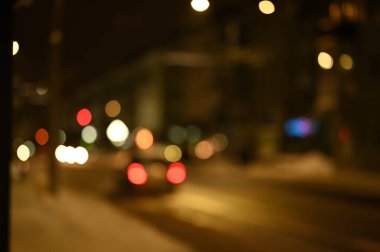 Akşam şehir ışıkları arka planı bulanıklaştırıyor