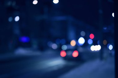 Akşam şehir ışıkları arka planı bulanıklaştırıyor