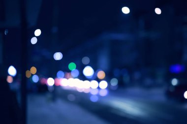 Akşam şehir ışıkları arka planı bulanıklaştırıyor