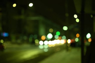 Akşam şehir ışıkları arka planı bulanıklaştırıyor