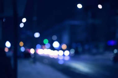 Akşam şehir ışıkları arka planı bulanıklaştırıyor