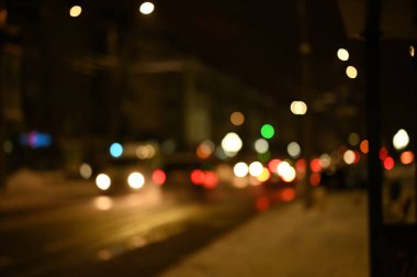 Akşam şehir ışıkları arka planı bulanıklaştırıyor