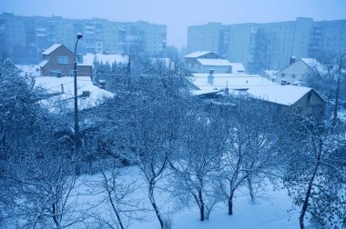  Kışın şehrin mimari parçaları.