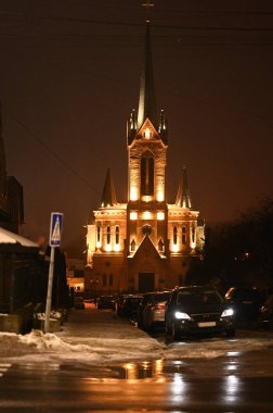 Eski şehirdeki katedralin gece manzarası 