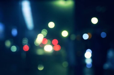 Akşam şehir ışıkları arka planı bulanıklaştırıyor