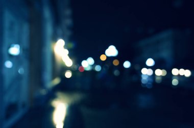 Akşam şehir ışıkları arka planı bulanıklaştırıyor