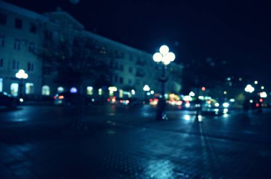 Akşam şehir ışıkları arka planı bulanıklaştırıyor