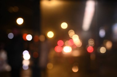 Akşam şehir ışıkları arka planı bulanıklaştırıyor