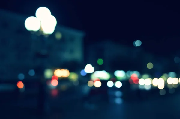 夜の都市ライトは背景をぼやけます — ストック写真