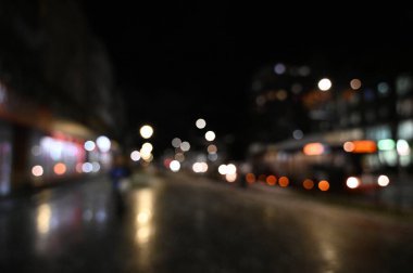 Akşam şehir ışıkları arka planı bulanıklaştırıyor