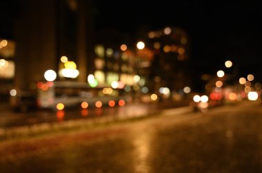 Akşam şehir ışıkları arka planı bulanıklaştırıyor