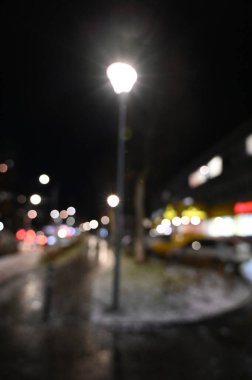 Akşam şehir ışıkları arka planı bulanıklaştırıyor