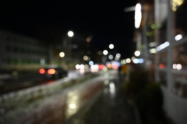 Akşam şehir ışıkları arka planı bulanıklaştırıyor