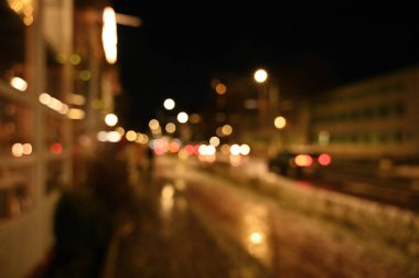 Akşam şehir ışıkları arka planı bulanıklaştırıyor