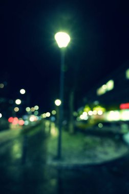 Akşam şehir ışıkları arka planı bulanıklaştırıyor