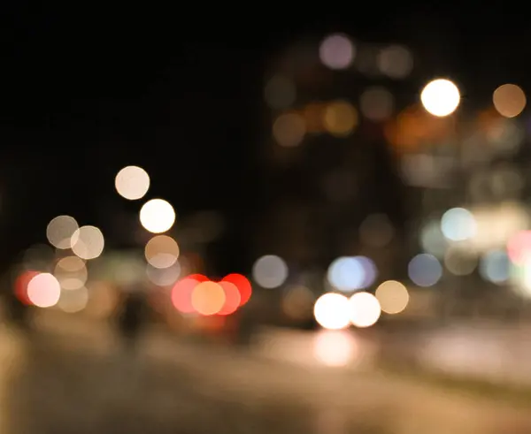 Akşam Şehir Işıkları Arka Planı Bulanıklaştırıyor — Stok fotoğraf