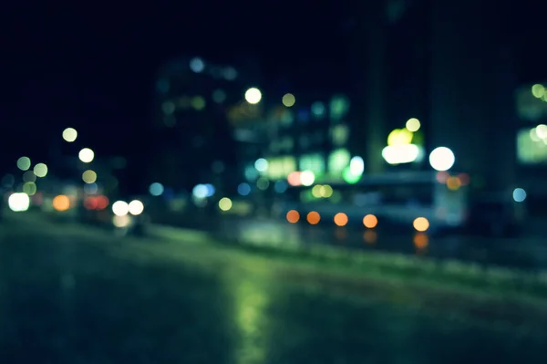 夜の都市ライトは背景をぼやけます — ストック写真