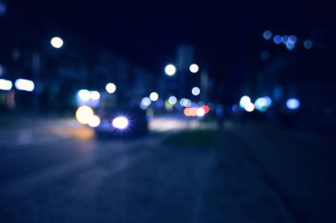 Akşam şehir ışıkları arka planı bulanıklaştırıyor