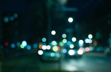 Akşam şehir ışıkları arka planı bulanıklaştırıyor